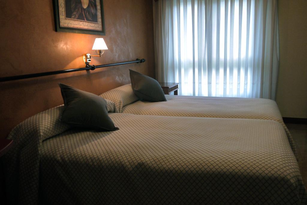 Hotel Lena Pola de Lena Szoba fotó